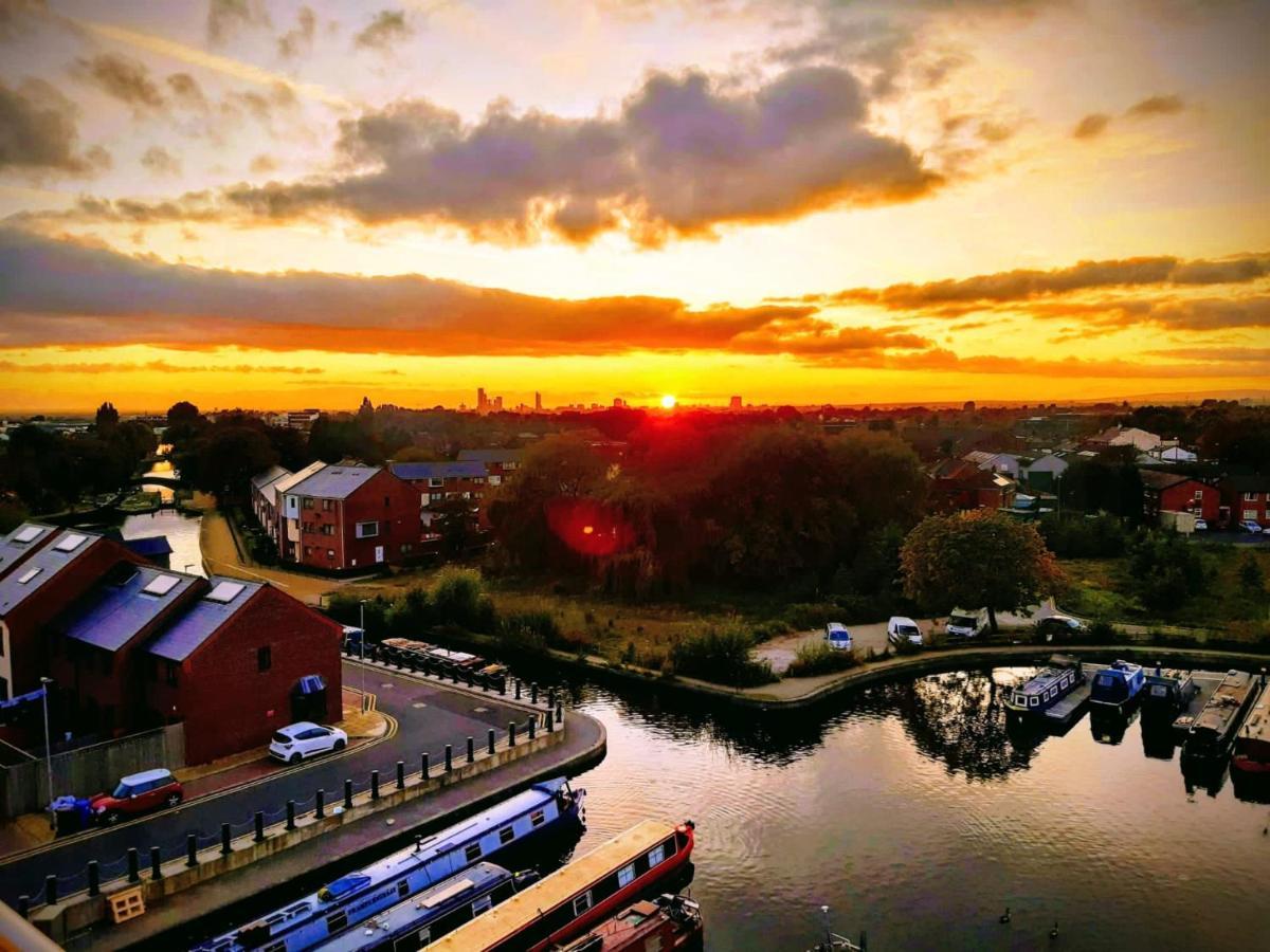 Balcony Marina Apartment With City Skyline Views - Free Secure Parking Manchester Esterno foto