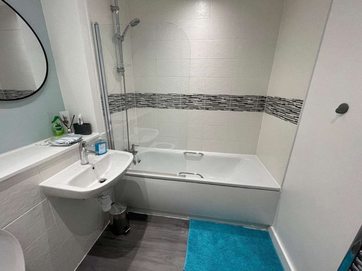 Balcony Marina Apartment With City Skyline Views - Free Secure Parking Manchester Esterno foto
