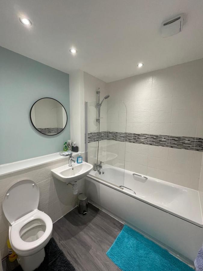 Balcony Marina Apartment With City Skyline Views - Free Secure Parking Manchester Esterno foto